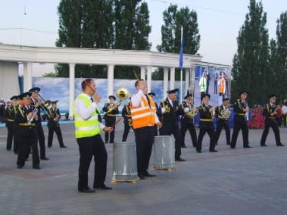 Фестиваль Агапкина и Шатрова в Тамбове: духовая классика, джаз на мусорных баках и караоке на 15 тысяч человек