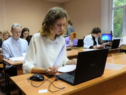 Школьникам запретят носить на уроки рваные джинсы и балахоны