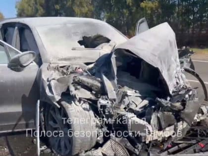В Тамбовской области «Порш» влетел в трактор: погиб пассажир иномарки