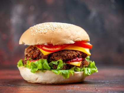 "Вкусно — и точка" повысила цены на бургеры на 10% из-за роста ставки НДС на них