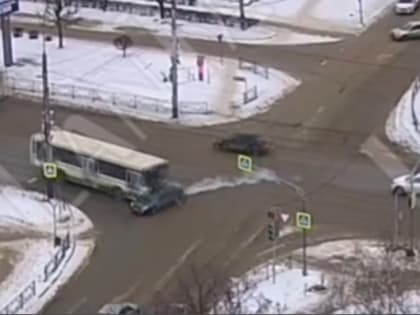 Пассажирский автобус врезается в легковушку в Тамбове