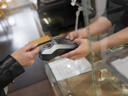 Двое тамбовских студентов расплачивались за покупки чужой банковской картой