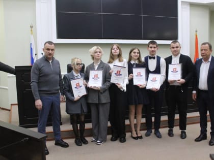 В Тамбовской областной Думе наградили школьников, набравших наибольшее количество баллов в акции «Диктант Победы»