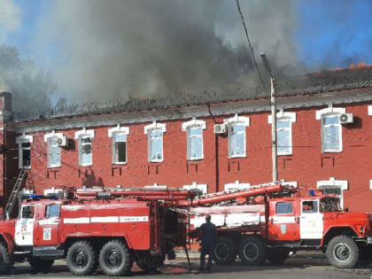 В Мичуринске горит историческое здание городского суда
