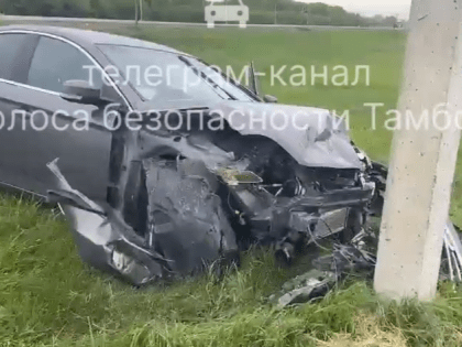 В Знаменском округе "Форд" улетел в столб после столкновения с "Нивой"