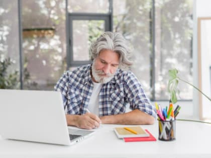 С 1 августа пенсии повысят работающим пенсионерам, а также летчикам и шахтерам