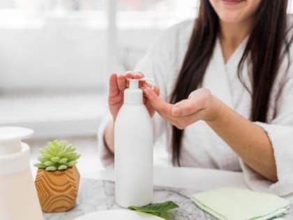 Врач рассказал, какие шампуни могут вызвать рак