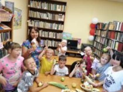 В Ивановском библиотечном филиале  прошел мастер-класс " Дары августа" . Библиотекарь вместе с детьми из лагеря дневного пребывания "Радуга" изготовили интересн