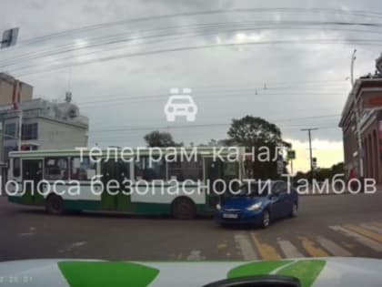 В центре Тамбова произошло ДТП с участием автобуса и легковушки