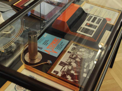 Космонавту Олегу Атемьеву представили в музее новый стенд о разработке ученых ТИХМа для космического корабля "Буран"