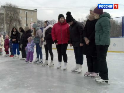 Стоять и передвигаться на коньках научили участников «Мастер-класса с чемпионом»