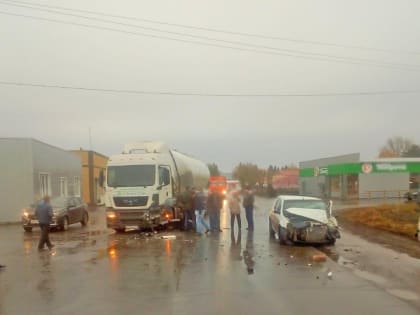 В Токаревском районе легковушка заехала под грузовик