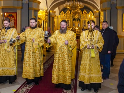 В Неделю перед Рождеством Христовым митрополит Феодосий совершил Божественную литургию в Спасо-Преображенском кафедральном соборе