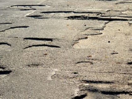 Прокуратура через суд требует отремонтировать дорогу в рабочем поселке Знаменка