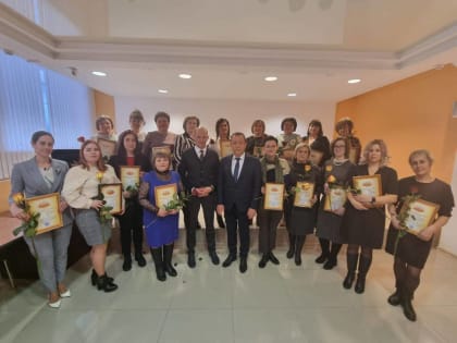 Единороссы поздравили с 8 Марта медиков, которые помогали людям на новых территориях России