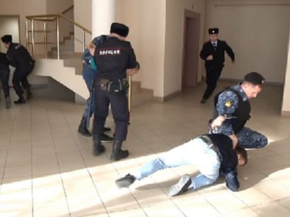 В Тамбове полицейские и судебные приставы провели совместные учения по пресечению побега из-под стражи