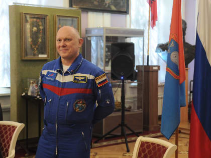 Космонавту Олегу Артемьеву представили новый стенд о разработке тамбовских ученых  для космического корабля "Буран"