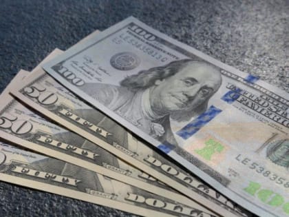 Экономист назвал лучшее время для покупки долларов