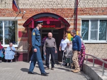 Тамбовские спасатели провели учебную эвакуацию в доме-интернате для престарелых