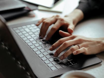 Кардиолог назвала причины онемения пальцев