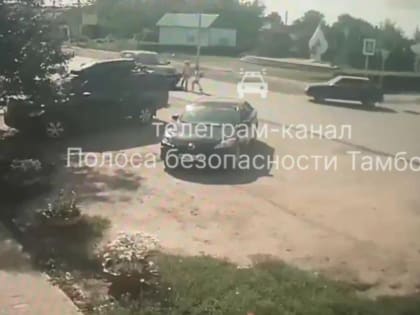 В Моршанске мама с ребенком попали под колеса автомобиля