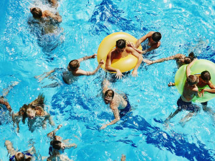 В России предлагают обязать школьников учиться плавать перед летними каникулами