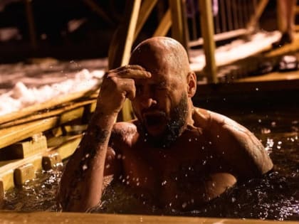 Врач назвал заболевания, при которых купаться в проруби на Крещение нежелательно