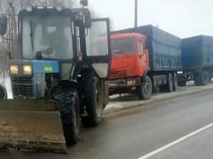 Дорожники помогли водителю грузовика на трассе в Тамбовской области выбраться из кювета