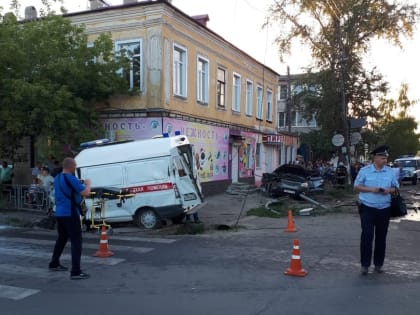 В Моршанске скорая помощь врезалась в иномарку и загорелась: есть жертвы