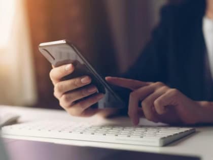 Врач назвала частые разговоры по телефону одной из причин гипертонии