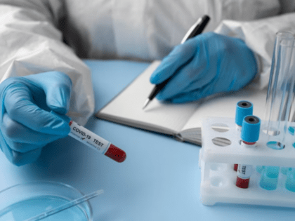 Коронавирус стал второй по числу умерших пандемией за сто лет