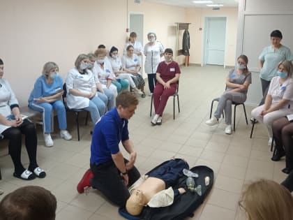 Сегодня для сотрудников ТОГБУЗ «Тамбовская ЦРБ» коллеги из ГБУЗ «Областная станция скорой медицинской помощи и медицины катастроф» провели обучающее занятие по оказанию первой помо