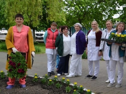 Медики высадили около четырёх тысяч цветов на территории Тамбовской областной больницы