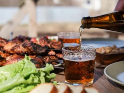 Врач предупредил об опасности употребления в жару алкоголя