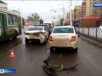 «Принцип домино»: в центре Тамбова столкнулись 5 автомобилей