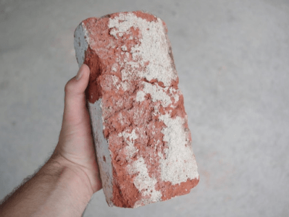 Житель Рассказово кирпичом разбил машину соседки