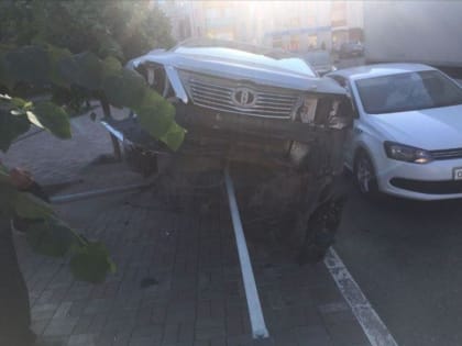 В центре Тамбова водитель на "Камри" потерял сознание и заехал на ограждение