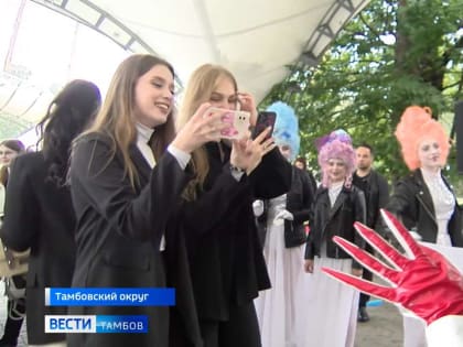 В прекрасное далёко я начинаю путь: чем запомнился региональный Бал выпускников