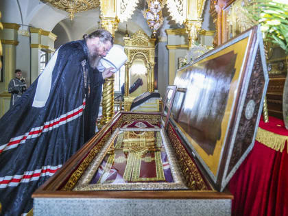 В Великий Понедельник митрополит Феодосий совершил Литургию Преждеосвященных Даров в Спасо-Преображенском кафедральном соборе