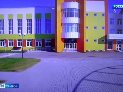 Для бывших педагогов провели экскурсию по школе Сколково