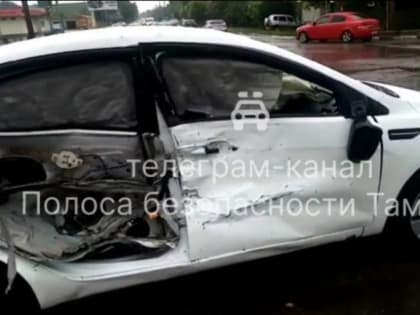 В Тамбове столкнулись "Kia Rio" и "Буханка": есть пострадавший