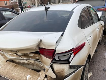 В центре Тамбова столкнулись три легковушки, кроссовер и микроавтобус