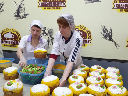 Тамбовские единороссы передали 250 куличей в войсковую часть