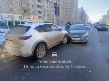 В Тамбове столкнулись «Мазда» и «Пежо»