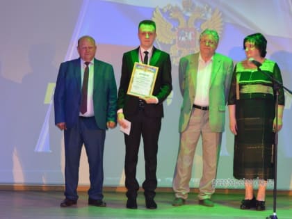 Петровские отличники на выпускном балу получили денежные премии