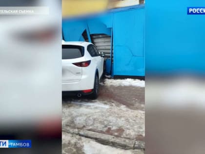 «Мазда» протаранила забор кондитерской фабрики