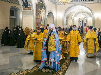 В день памяти святого праведного Иоанна Кронштадтского митрополит Феодосий совершил Божественную литургию в вознесенском женском монастыре