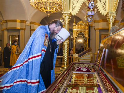 Митрополит Феодосий совершил Божественную литургию в Спасо-Преображенском кафедральном соборе