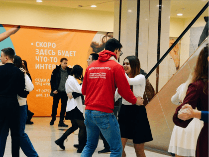 Тамбовские активисты станцевали с прохожими «Случайный вальс» в торговом центре