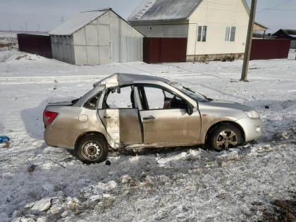 В Токаревке водитель «Лады Гранта» не справился с управлением и врезался в световую опору